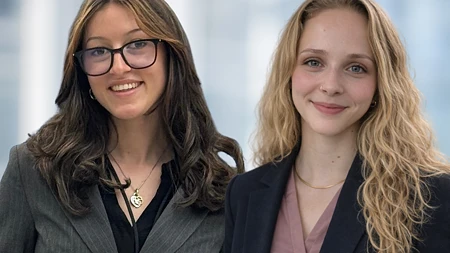 Das Bild zeigt die zwei Studentinnen Theresa Simmich und Lene Bleich