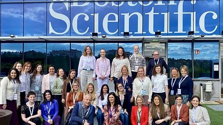 Ein Gruppenfoto aller Teilnehmerinnen des EMERGE-Programms 2025 vor dem Gebäude von Boston Scientific
